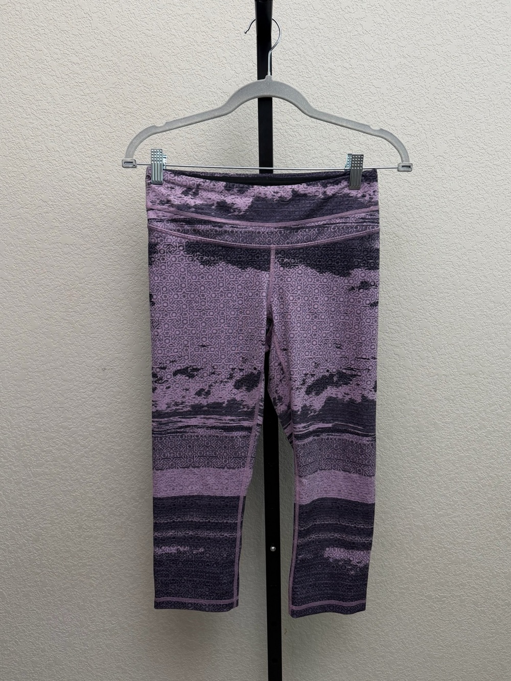 Lucy Women’s Purple Patterned Capri Active Leggings
